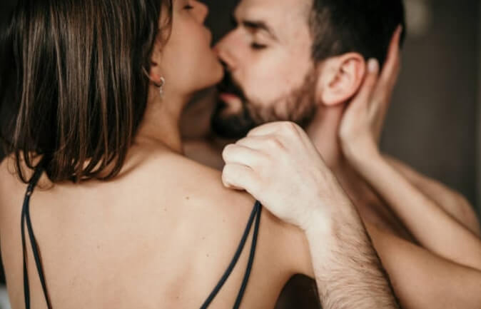 sexe sensuel, couple touchant