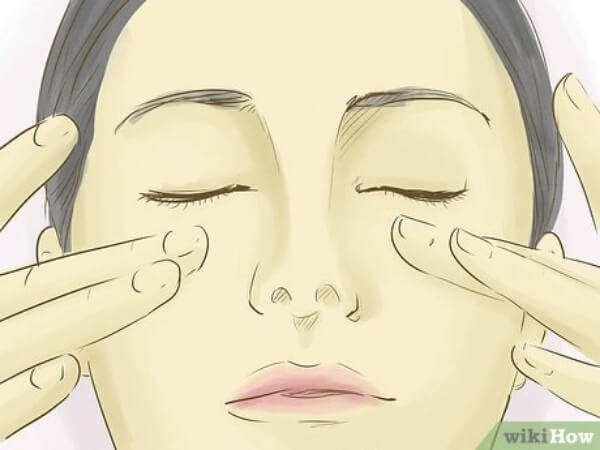 Exercice tibétain de couvrir les yeux avec les paumes des mains